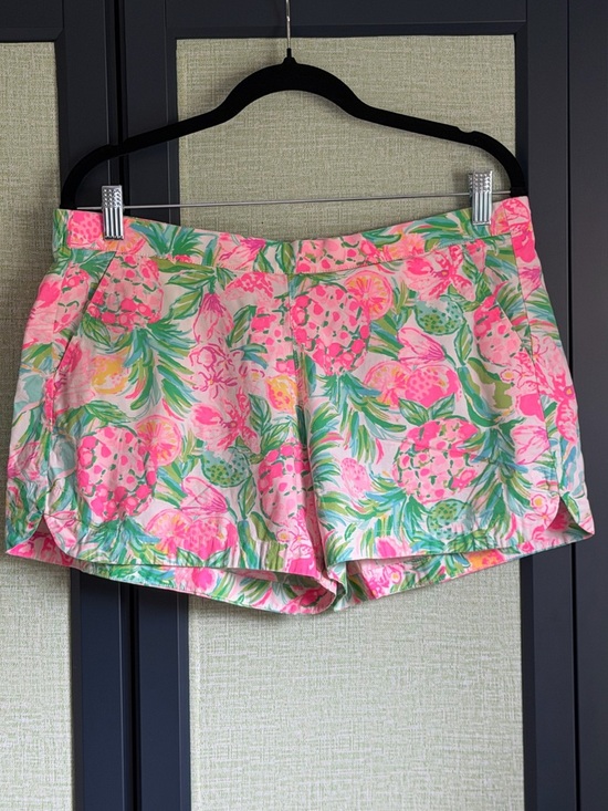 Lilly Pulitzer Pants - Lilly Pulitzer Ocean View Tropical Pull On Shorts in Pear Necessities, Size M